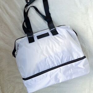 NIP NEW Guess White Black Nylon Weekender Gym Travel Duffle Bag Handbag